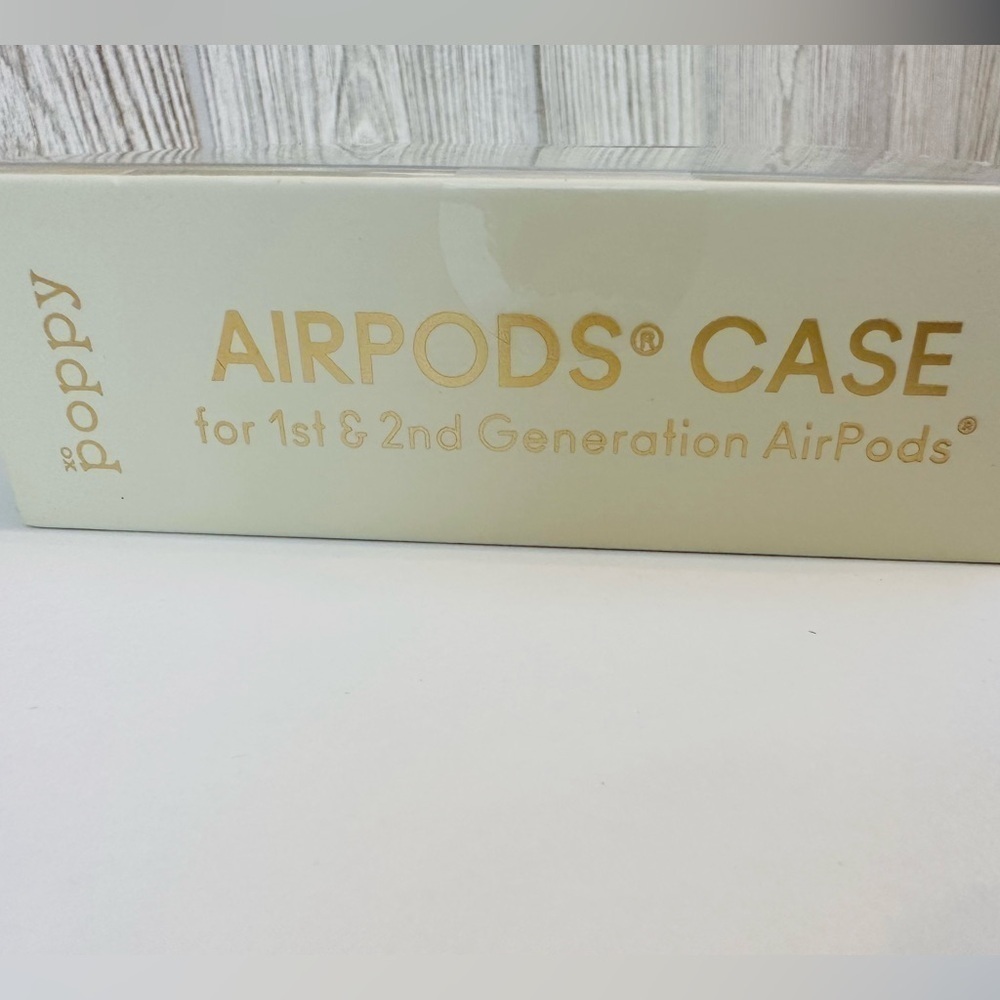 NEW! POPPY AIRPODS CASE 1st & 2nd Generation Cream Gold NWT In Box - Picture 4 of 8